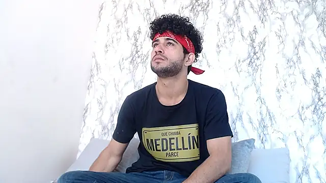 Snapshot of Moon_and_aaron chatting on February 17, 1:40 pm Moon and aaron online show from February 17, 1:40 pm