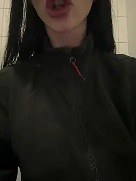 hrnxyygirl online show from December 13, 2:43 am