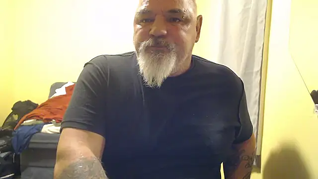 Newfiesausage1972 online show from November 1, 10:56 pm