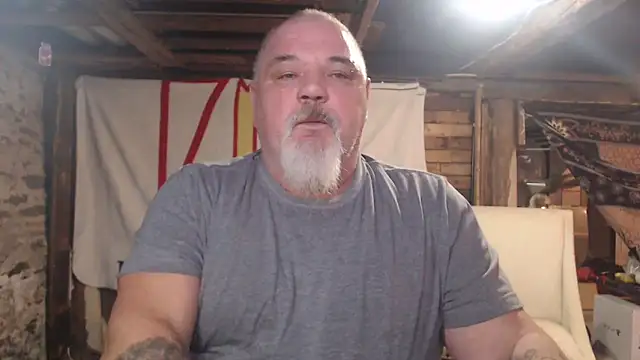 Newfiesausage1972 online show from February 10, 1:15 pm