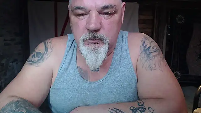 Newfiesausage1972 online show from April 6, 8:32 pm