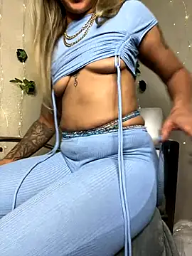 Snapshot of Shuggabutt chatting on November 9, 9:13 pm Shuggabutt online show from November 9, 9:13 pm