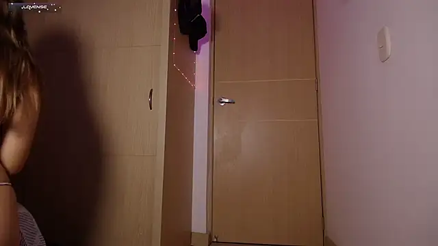 tinysofia  online show from January 31, 2:04 am