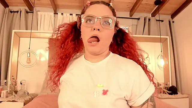 Twwiiggy online show from February 5, 8:04 pm