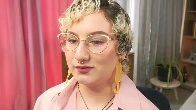 Ximenna Cruz online show from April 13, 7:19 pm