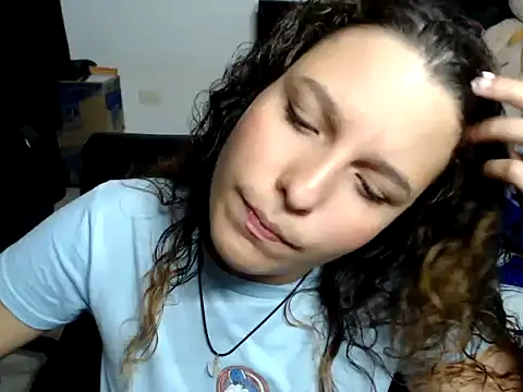 Snapshot of alexia_87 chatting on January 4, 2:25 am alexia 87 online show from January 4, 2:25 am
