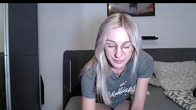 Snapshot of Liana_Lou chatting on March 6, 7:10 pm Liana Lou online show from March 6, 7:10 pm