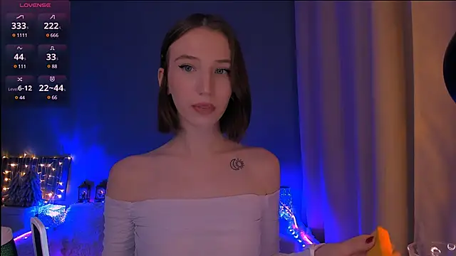 ellaamber online show from January 3, 9:15 pm