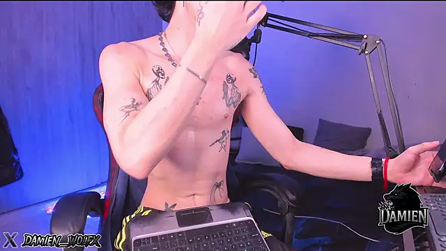 Snapshot of cinnamon_boyxxx chatting on September 18, 1:40 am cinnamon boyxxx online show from September 18, 1:40 am