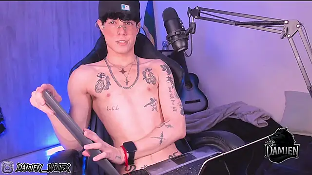 Snapshot of cinnamon_boyxxx chatting on September 28, 2:06 am cinnamon boyxxx online show from September 28, 2:06 am