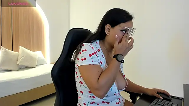 zoe danae  online show from October 23, 12:15 pm