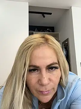 Snapshot of LARIANA_RIVERA23 chatting on July 7, 3:53 am LARIANA RIVERA23 online show from July 7, 3:53 am