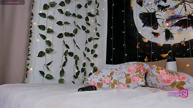 monikamelt online show from May 25, 6:03 pm