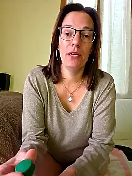 Snapshot of SpiceLea chatting on April 12, 8:19 am SpiceLea online show from April 12, 8:19 am