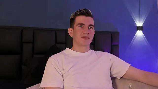 Snapshot of MikaelSlow chatting on February 5, 3:44 am MikaelSlow online show from February 5, 3:44 am