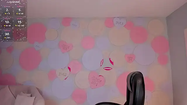 Snapshot of CarolineGraceX chatting on December 7, 9:50 am CarolineGraceX online show from December 7, 9:50 am