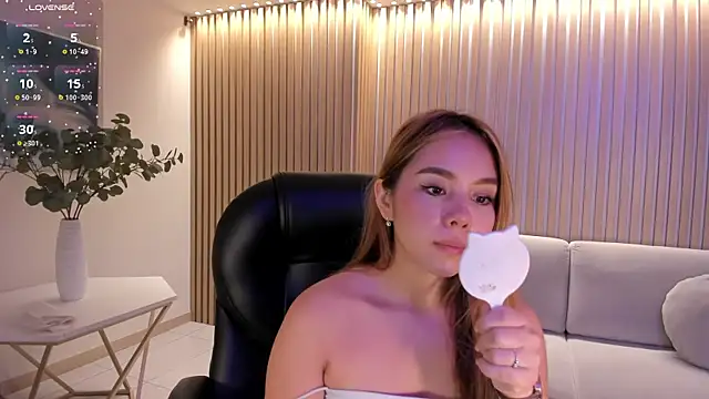 Snapshot of CarolineGraceX chatting on December 8, 11:29 pm CarolineGraceX online show from December 8, 11:29 pm