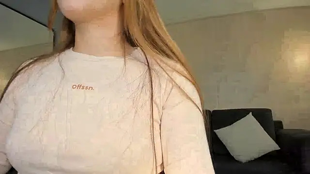 Snapshot of CarolineGraceX chatting on December 11, 3:02 am CarolineGraceX online show from December 11, 3:02 am