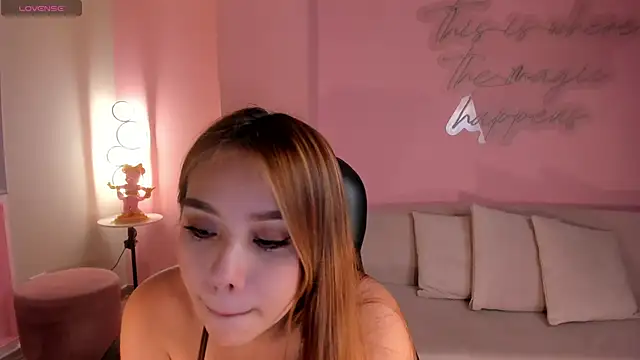 Snapshot of CarolineGraceX chatting on December 21, 3:25 am CarolineGraceX online show from December 21, 3:25 am