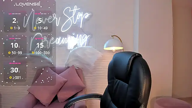 Snapshot of CarolineGraceX chatting on December 31, 3:34 am CarolineGraceX online show from December 31, 3:34 am