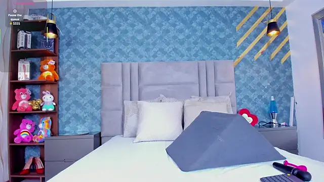 NiiaMoore online show from April 7, 7:36 pm