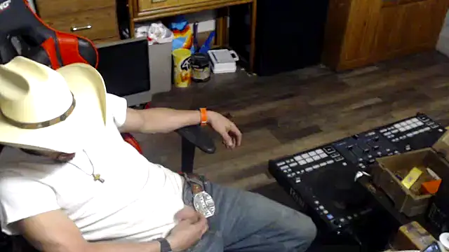 Snapshot of tongueispowerr6d9 chatting on April 22, 5:54 am tongueispowerr6d9 online show from April 22, 5:54 am