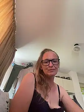 Snapshot of KikiDenhaag chatting on July 17, 11:39 am KikiDenhaag online show from July 17, 11:39 am