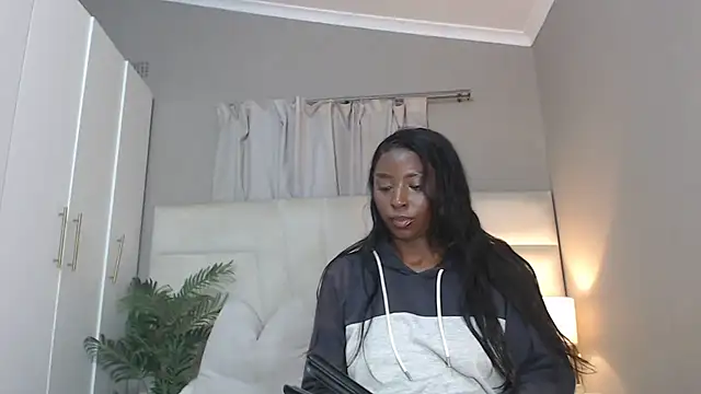 naughtyblackdolie online show from November 7, 3:17 am