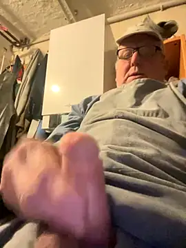 Snapshot of oldgayman chatting on October 25, 5:48 am oldgayman online show from October 25, 5:48 am