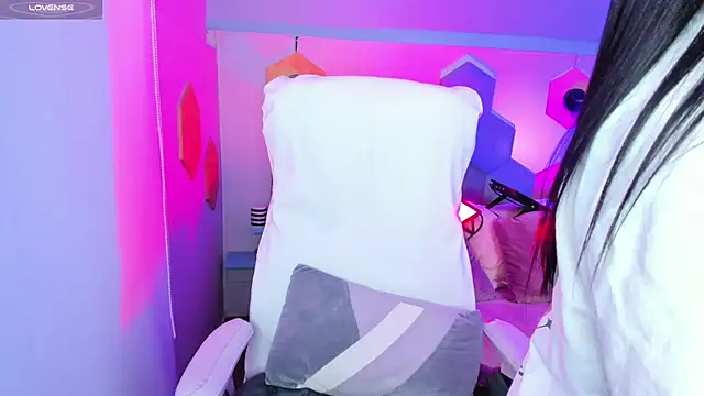 Hanna  Becker  online show from January 14, 6:56 am