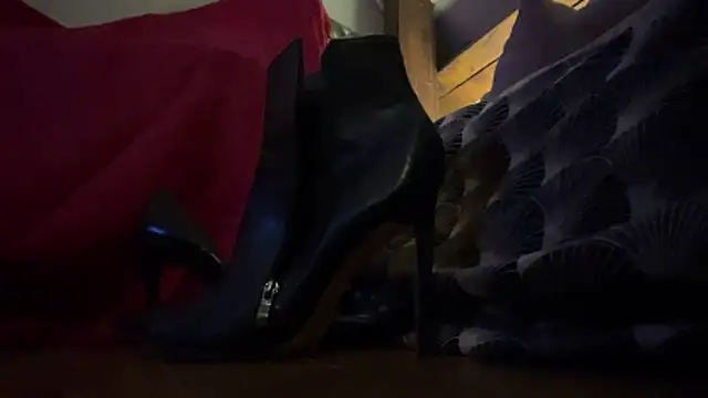 Snapshot of alexheels_boots chatting on November 1, 1:29 am alexheels boots online show from November 1, 1:29 am