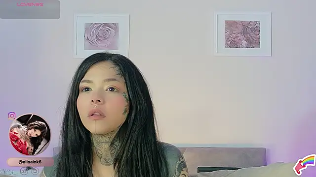 Snapshot of NinaInk chatting on November 18, 12:20 pm NinaInk online show from November 18, 12:20 pm