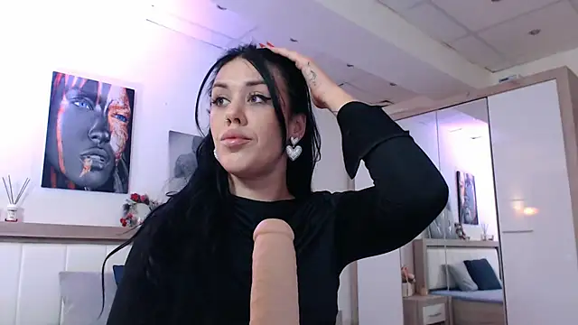 Snapshot of LaylaCruzRose chatting on December 10, 2:27 am LaylaCruzRose online show from December 10, 2:27 am