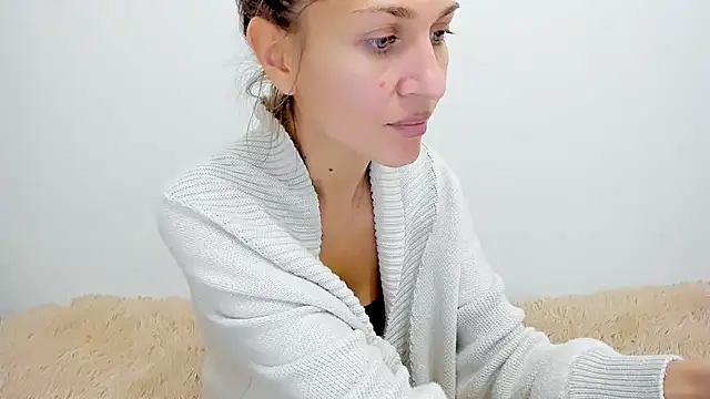 Mona Cruz online show from October 12, 3:00 pm