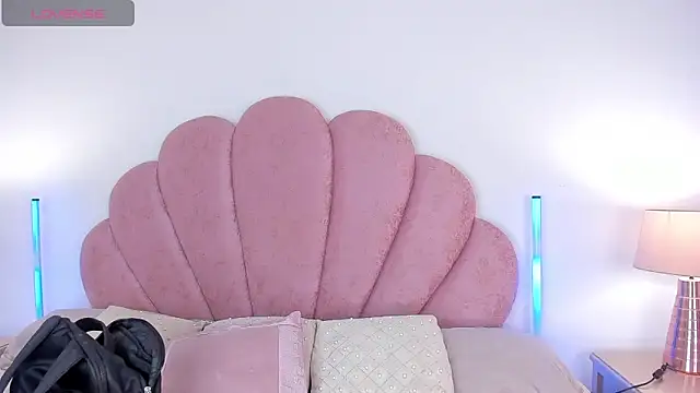 Nicole Paradise online show from February 9, 1:04 pm