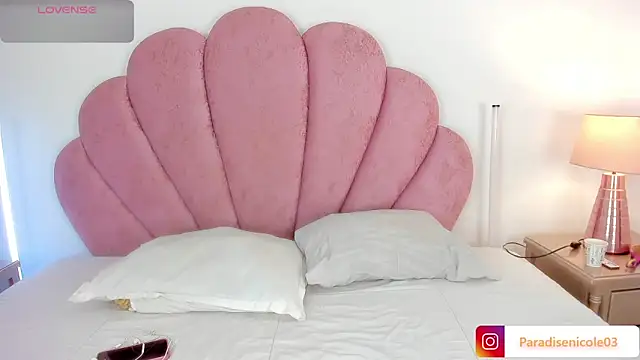 Nicole Paradise online show from May 31, 1:07 pm
