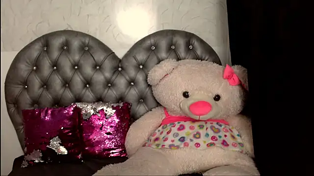 Snapshot of emma__cute__ chatting on February 9, 11:04 am emma cute online show from February 9, 11:04 am