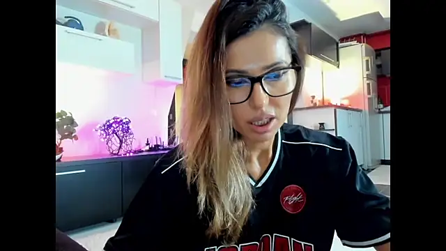 Snapshot of MissSmiley26 chatting on October 10, 9:25 pm MissSmiley26 online show from October 10, 9:25 pm