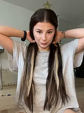 Mia-Minou online show from November 28, 12:30 pm