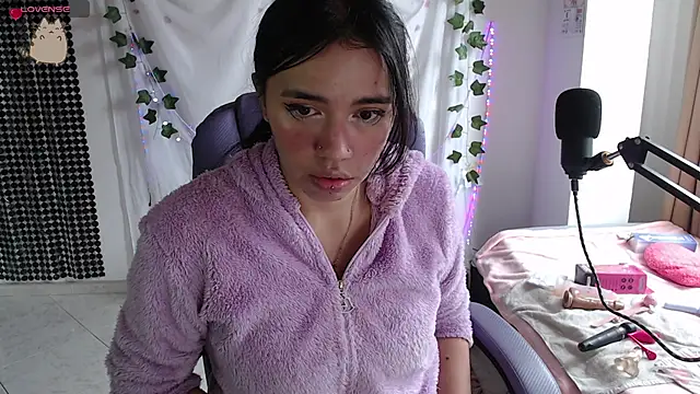 Snapshot of sophie_north chatting on February 3, 5:51 pm sophie north online show from February 3, 5:51 pm