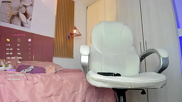 mia nevaeh online show from April 1, 3:40 am