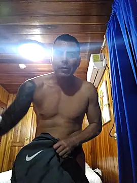 Snapshot of Vini_09 chatting on February 8, 8:18 am Vini 09 online show from February 8, 8:18 am