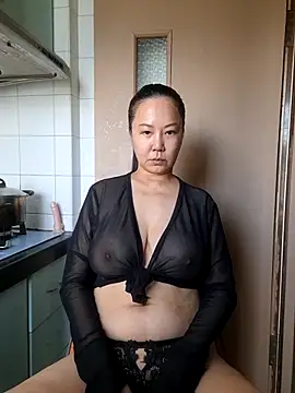 Snapshot of LenaShow chatting on November 12, 4:57 am LenaShow online show from November 12, 4:57 am