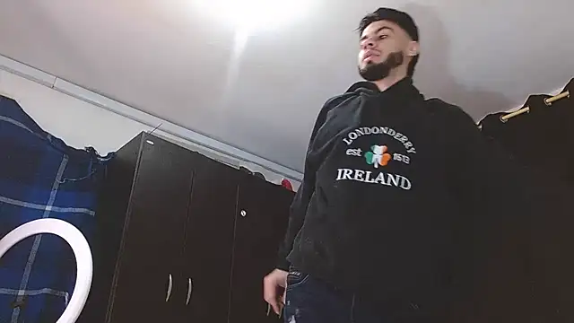 Snapshot of badanyboy chatting on December 16, 4:06 am badanyboy online show from December 16, 4:06 am