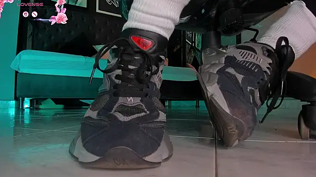 Snapshot of charlotte__grey chatting on February 13, 8:16 pm charlotte grey online show from February 13, 8:16 pm