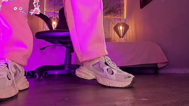 Snapshot of charlotte__grey chatting on February 15, 11:52 am charlotte grey online show from February 15, 11:52 am