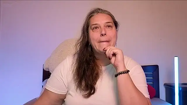 Snapshot of Niter chatting on October 20, 1:22 pm Niter online show from October 20, 1:22 pm