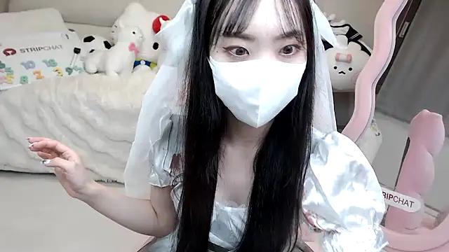 Snapshot of momo_room chatting on October 18, 11:00 am momo room online show from October 18, 11:00 am