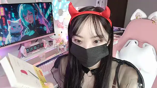 Snapshot of momo_room chatting on October 20, 10:38 am momo room online show from October 20, 10:38 am