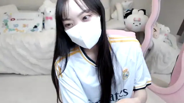 Snapshot of momo_room chatting on October 24, 10:44 am momo room online show from October 24, 10:44 am